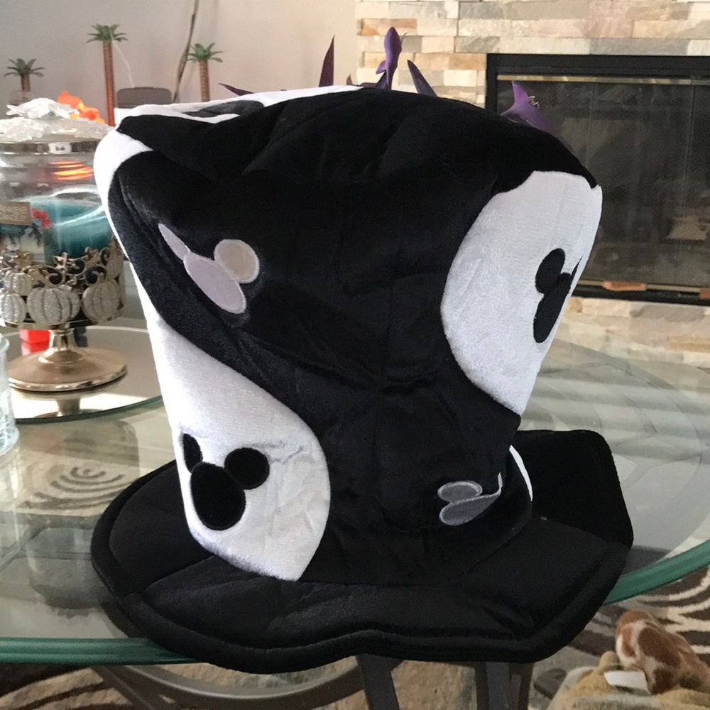 MAD HATTER HAT FROM WALT DISNEY WORLD O/S ADULT BLACK & WHITE EXCELLENT COND.